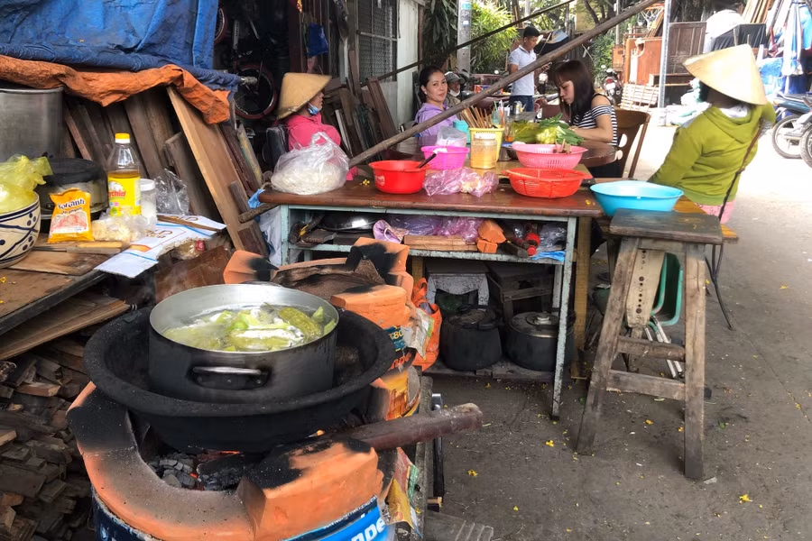 Xóm Nhà Đèn không chỉ là nơi mua bán đồ gỗ cũ mà là nơi mọi người sống nghĩa tình, chia sẻ lúc khó khăn