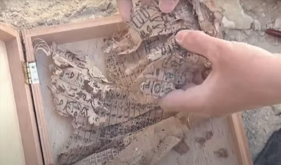 Hàng nghìn mảnh vỡ được tìm thấy ở Đại kim tự tháp Ai Cập. Ảnh: Amazon Prime