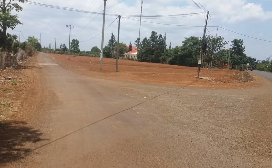 Diện tích đất của ông Hùng nằm tại các vị trí đắc địa của xã A Dơk. Ảnh: Lê Anh