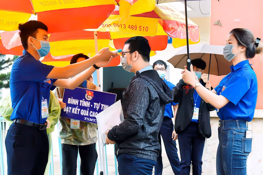 Việc đo thân nhiệt và sát khuẩn cho thí sinh được các điểm thi thực hiện nghiêm túc nhằm đảm bảo an toàn phòng dịch Covid-19. Ảnh: Đức Thụy