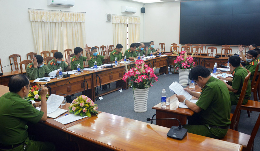 Các thành viên Tiểu ban chỉ đạo về đặc xá năm 2021 của Công an tỉnh tiến hành biểu quyết tại cuộc họp. Ảnh: Lê Ánh Các thành viên thuộc Tiểu Ban chỉ đạo về đặc xá năm 2021 của Công an tỉnh tiến hành biểu quyết tại cuộc họp xét đặc xá năm 2021. Ảnh: Lê Ánh