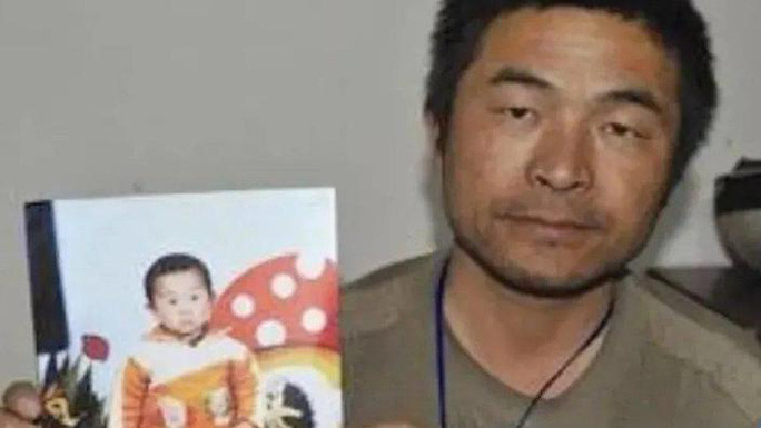  Ông Guo cầm tấm hình con trai hồi nhỏ. Ảnh: BBC