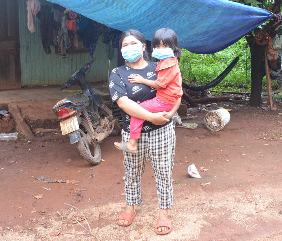 Năm nay mới 20 tuổi nhưng Rơ Mah Chi (xã Ia Dơk, huyện Đức Cơ) đã có con 4 tuổi. Ảnh: Vĩnh Hoàng