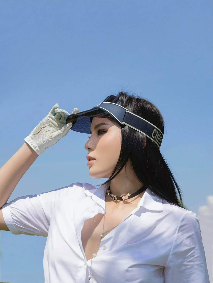 Hoa hậu Việt Nam 2014 thậm chí còn dùng phụ kiện, mở bung hàng cúc ngực quyến rũ tựa như trên sàn diễn catwalk chứ không phải là sân chơi thể thao đầy nắng, gió và không khí 