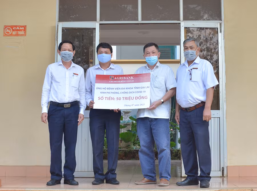  Đại diện Agribank-Chi nhánh Đông Gia Lai ủng hộ kinh phí phòng-chống dịch. Ảnh: Như Nguyện