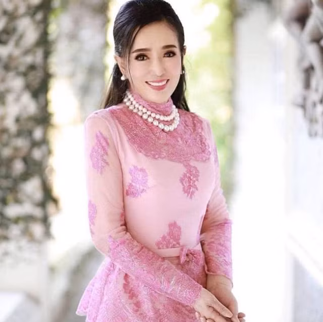 Ở tuổi 74, bà Apasra vẫn giữ được nhan sắc lộng lẫy. (Ảnh: Instagram nhân vật).