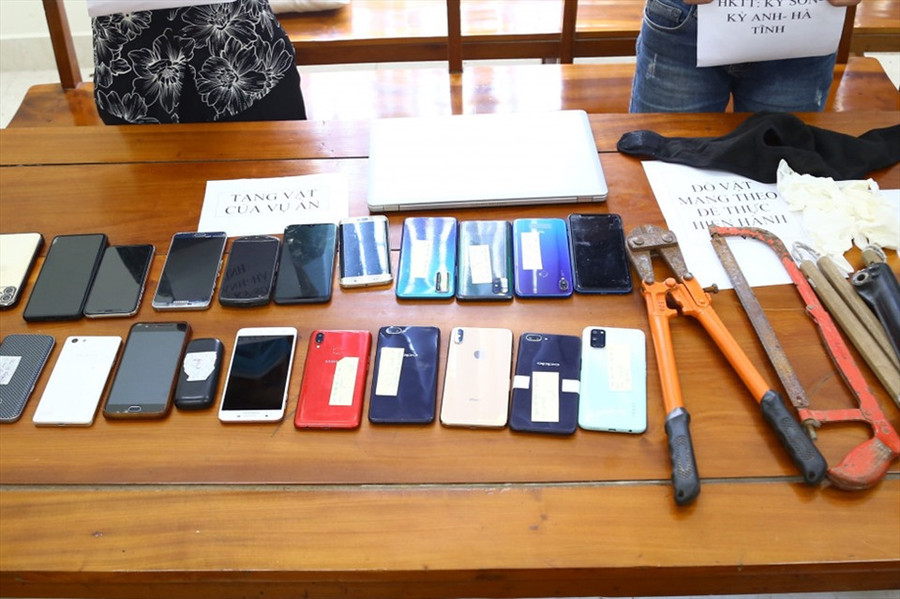 Các tang vật trộm cắp và công cụ phạm tội. Ảnh: CA.