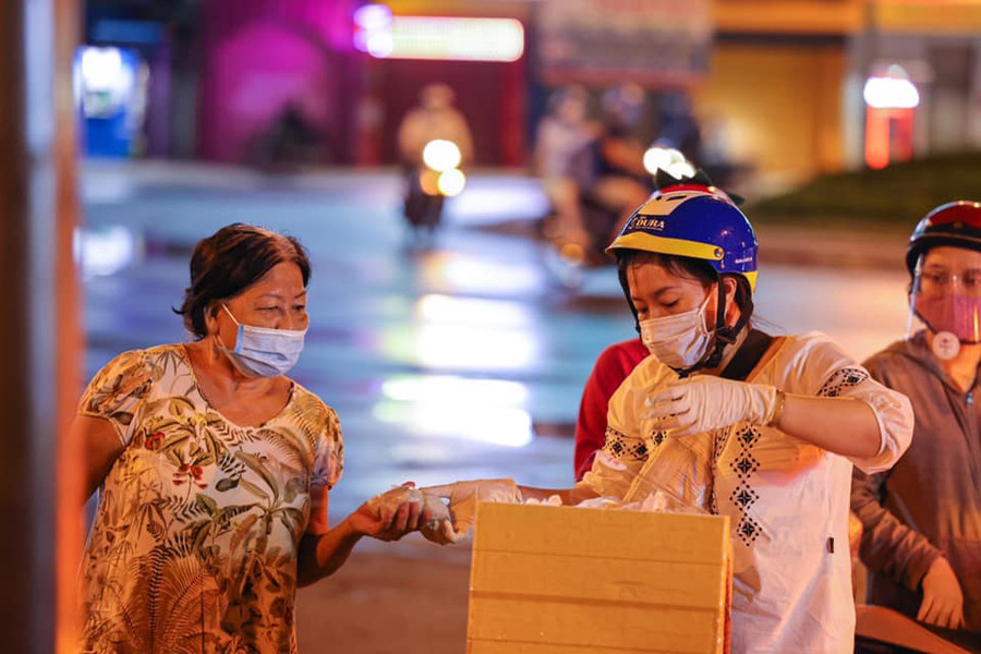 Tấm lòng của nhiều người ở Sài Gòn giúp đỡ nhau thức ăn trong những ngày giãn cách xã hội. Ảnh: MAI THANH HẢI