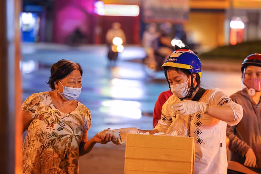 Tấm lòng của nhiều người ở Sài Gòn giúp đỡ nhau thức ăn trong những ngày giãn cách xã hội. Ảnh: MAI THANH HẢI