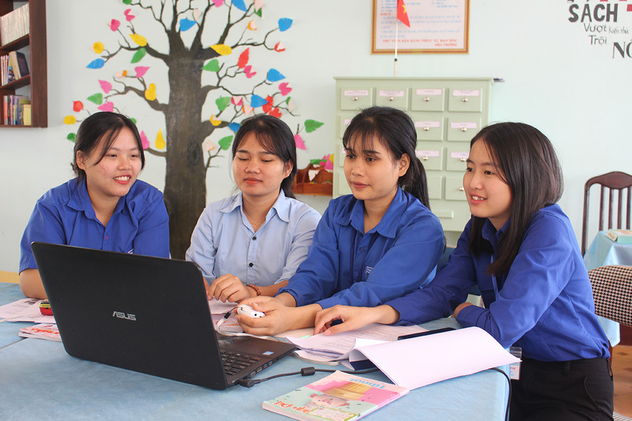 Em Siu Thơm (thứ 2 từ phải qua) có nhiều thành tích trong nghiên cứu khoa học-kỹ thuật vinh dự được kết nạp Đảng. Ảnh: Phan Lài (Ảnh được chụp trước 27-4-2021)