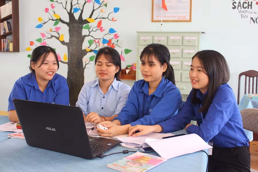 Em Siu Thơm (thứ 2 từ phải qua) có nhiều thành tích trong nghiên cứu khoa học-kỹ thuật vinh dự được kết nạp Đảng. Ảnh: Phan Lài (Ảnh được chụp trước 27-4-2021)