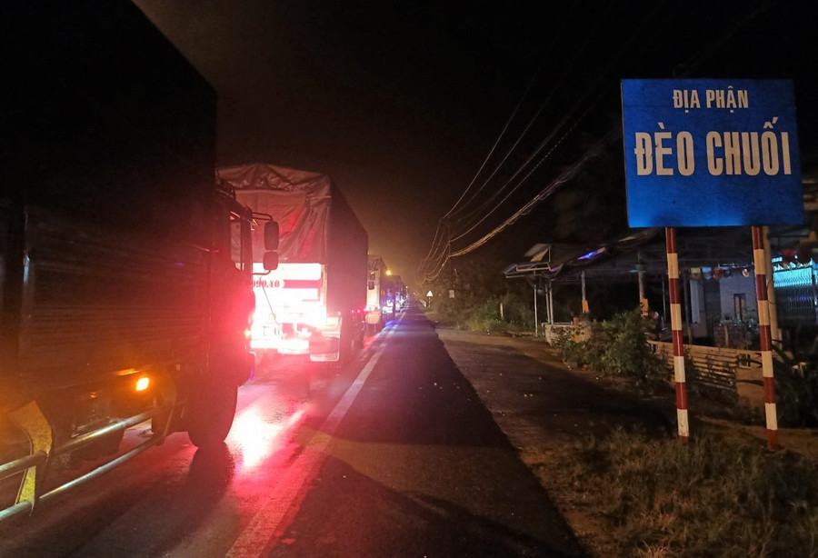 Xe tải vào Lâm Đồng phải chờ ở chốt đèo Chuối để kiểm tra phòng chống dịch Covid-19. ẢNH: TRÙNG DƯƠNG