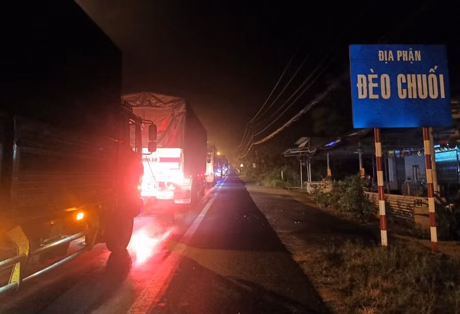 Xe tải vào Lâm Đồng phải chờ ở chốt đèo Chuối để kiểm tra phòng chống dịch Covid-19. ẢNH: TRÙNG DƯƠNG