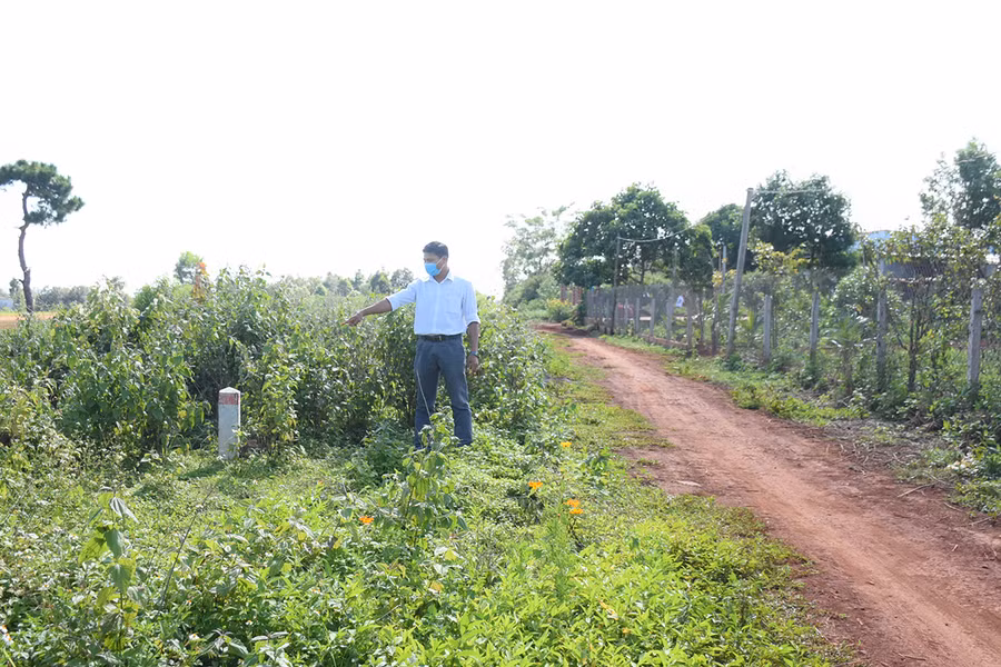  Ranh giới giữa diện tích thực hiện dự án với đường đi của người dân thôn H'Lâm được cắm mốc rõ ràng, người dân đồng thuận, mong dự án sớm triển khai. Ảnh: Minh Nguyễn