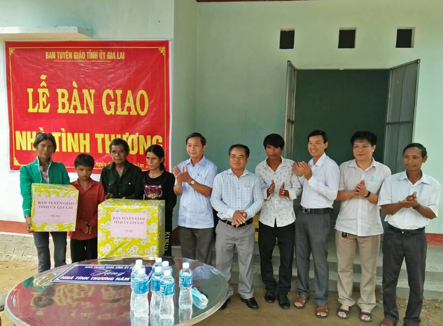  Trưởng ban Tuyên giáo Tỉnh ủy Huỳnh Thế Mạnh trao nhà tình thương cho hộ gia đình chị Đinh Thị Ngớt, ở làng Tăng Lăng (xã Krong, huyện Kbang). Ảnh: Minh Ngân