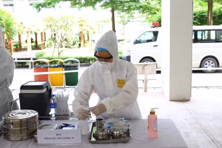 Tiêm vaccine COVID-19. Ảnh: Bộ Y tế