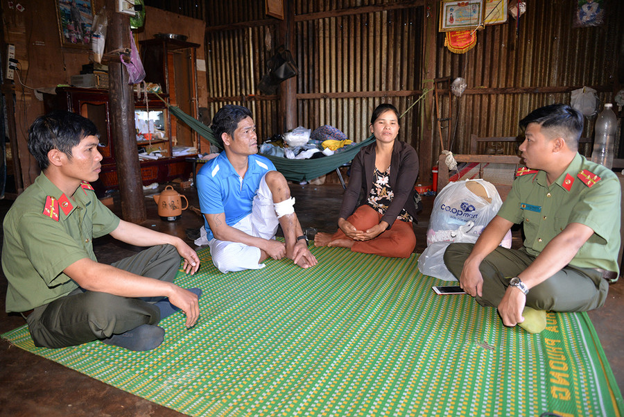 Lực lượng An ninh tăng cường bám sát địa bàn nắm bắt tâm tư của người dân (ảnh chụp trước tháng 4-2021). Ảnh: Hữu Trường Lực lượng An ninh tăng cường bám sát địa bàn nắm bắt tâm tư của người dân (ảnh chụp trước tháng 4-2021). Ảnh: Hữu Trường