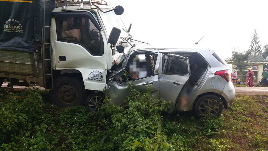 3 nam nạn nhân tử vong trong xe con. Ảnh: Lê Anh