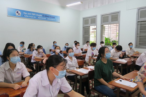 Thí sinh tham dự đợt 1 kỳ thi tốt nghiệp THPT năm 2021 tại điểm thi Trường THPT chuyên Lê Hồng Phong (quận 5) Thí sinh tham dự đợt 1 kỳ thi tốt nghiệp THPT năm 2021 tại điểm thi Trường THPT chuyên Lê Hồng Phong (quận 5)