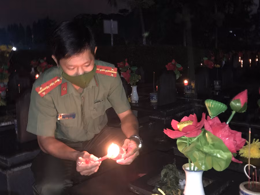 Anh Phạm Đình Nguyên-Phó Bí thư Đoàn Thanh niên Công an tỉnh-chia sẻ: Chúng tôi luôn khắc ghi công lao, biết ơn các anh hùng liệt sĩ. Thế hệ trẻ chúng tôi sẽ cố gắng không ngừng trong học tập, lao động, chiến đấu để xây dựng quê hương ngày càng giàu đẹp. 