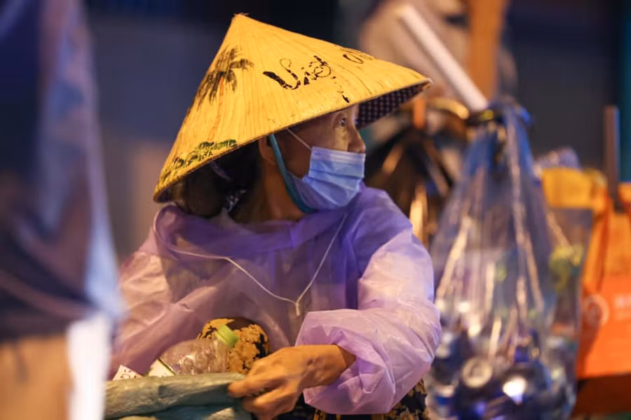 Ở Sài Gòn, có rất đông người nhập cư đến mưu sinh với bao nỗi nhọc nhằn. ẢNH: MAI THANH HẢI