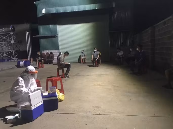 Lực lượng Y tế lấy mẫu xét nghiệm Covid-19 trên địa bàn tỉnh Đắk Lắk