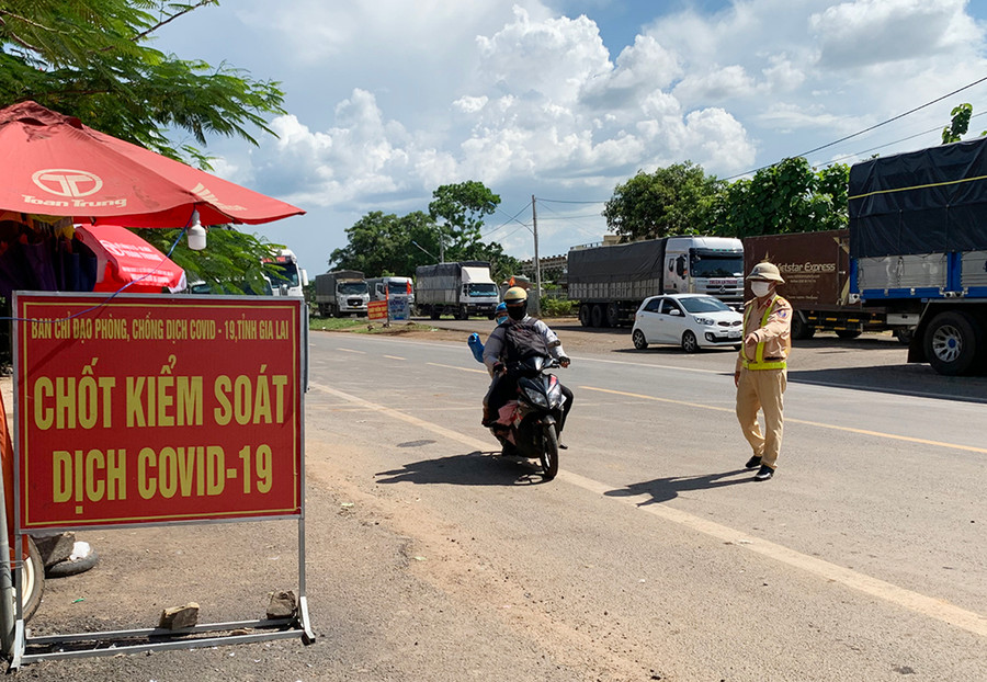 Từ ngày 9-7 đến nay, trung bình mỗi ngày, chốt kiểm soát phòng-chống dịch Covid-19 khu vực cầu 110 (huyện Chư Pưh) kiểm tra hơn 1.500 lượt người và phương tiện qua lại. Ảnh: Như Nguyện 33 Chốt kiểm soát phòng-chống dịch Covid-19 khu vực cầu 110- Ảnh Như Nguyện.jpg