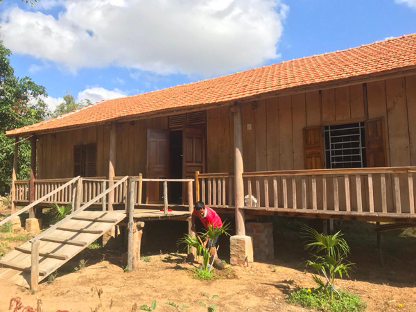 Anh Đinh A Ngưi (làng Kgiang, xã Kông Lơng Khơng, huyện Kbang) trồng cây xanh cải tạo khuôn viên homestay để phục vụ khách du lịch tốt hơn. Ảnh: A.P