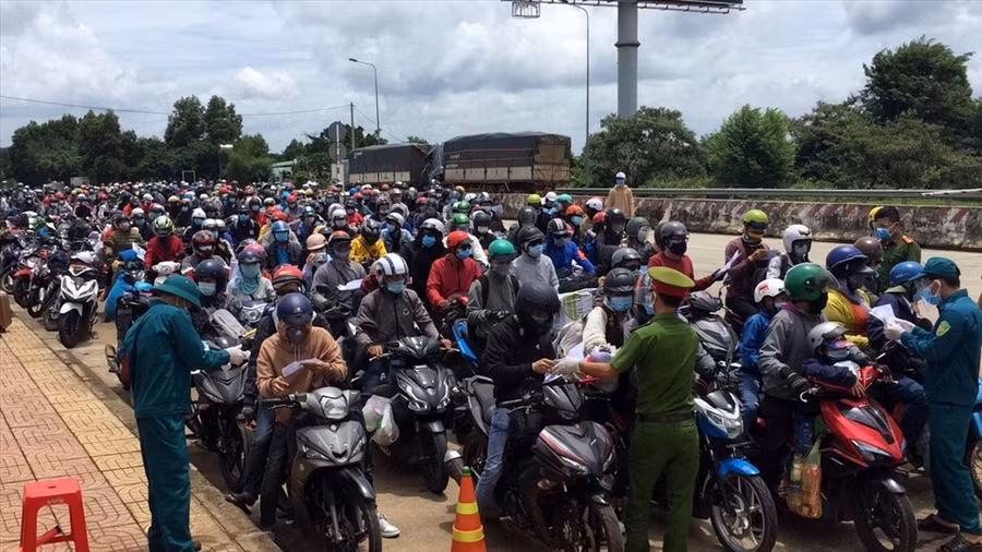 Dòng người ùn tắc khi qua chốt Cai Chanh của tỉnh Đắk Nông. Ảnh: Bảo Lâm