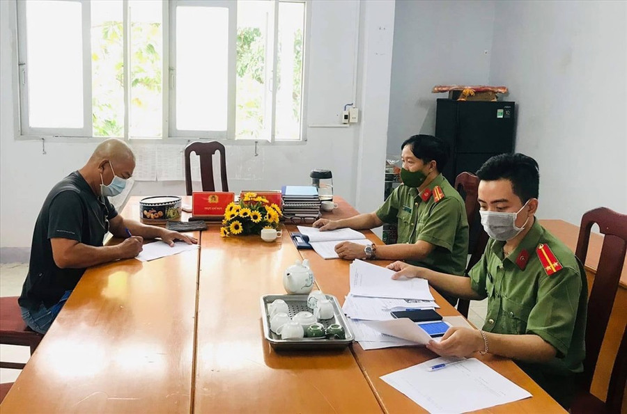 Ông Hên tại cơ quan Công an. Ảnh: CTV Ông Hên tại cơ quan Công an. Ảnh: CTV