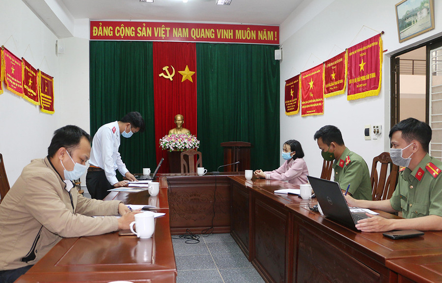  Cơ quan chức năng làm việc với bà L.T.D.T. Ảnh: Quang Tấn