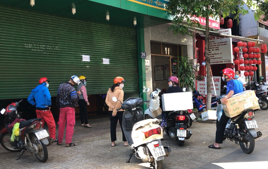 Phòng bán vé tại số 26 Phan Đình Phùng của nhà xe Đức Đạt đóng cửa nhưng vẫn có khách đưa hàng đến đợi gửi.