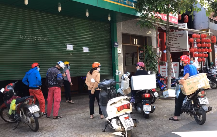 Phòng bán vé tại số 26 Phan Đình Phùng của nhà xe Đức Đạt đóng cửa nhưng vẫn có khách đưa hàng đến đợi gửi.