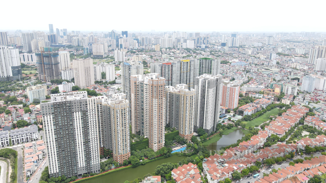 Giá nhà liên tục tăng bất chấp những khó khăn từ dịch Covid-19. (Trong ảnh là một góc dự án khu đô thị phía Tây Hà Nội)