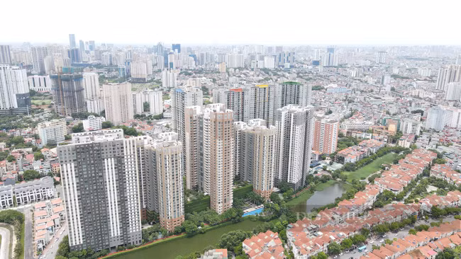 Giá nhà liên tục tăng bất chấp những khó khăn từ dịch Covid-19. (Trong ảnh là một góc dự án khu đô thị phía Tây Hà Nội)