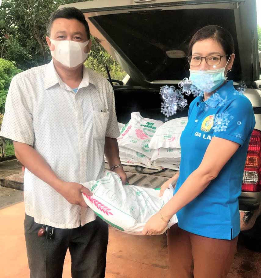 Bà Lê Thị Khánh Hòa-Chủ tịch LĐLĐ huyện Đức Cơ tiếp nhận gạo của một đoàn viên tặng . Ảnh. Đinh Yến