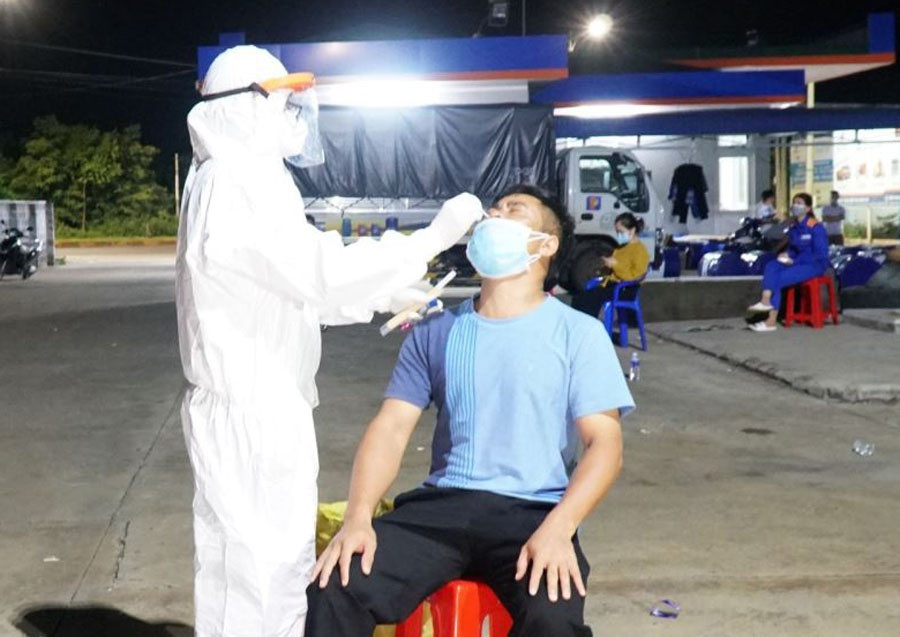 Nhân viên y tế lấy mẫu xét nghiệm các trường hợp liên quan một ca nhiễm Covid-19 ở Buôn Ma Thuột. ẢNH: SỞ Y TẾ ĐẮK LẮK