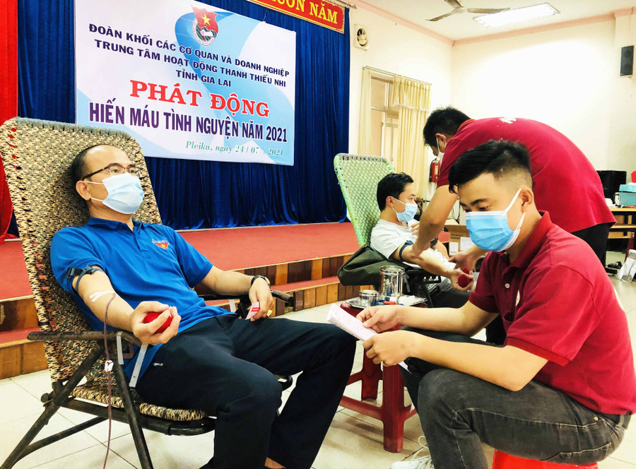 Anh Bùi Duy Toàn-Bí thư Đoàn khối các Cơ quan và Doanh nghiệp tỉnh tham gia hiến máu tình nguyện. Ảnh Phan Lài