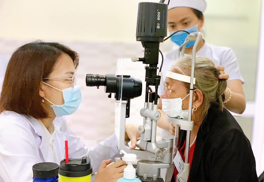 Bác sĩ Bệnh viện Mắt Quốc tế Sài Gòn-Gia Lai khám mắt cho người cao tuổi. Ảnh: Như Nguyện  Bác sĩ Bệnh viện Mắt Quốc tế Sài Gòn-Gia Lai khám mắt cho một bệnh nhân cao tuổi. ẢNh: Như Nguyện