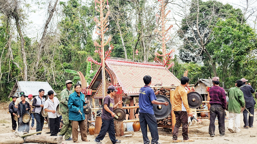 Lễ bỏ mả của người Bahnar ở huyện Kông Chro. Ảnh: Hoàng Ngọc