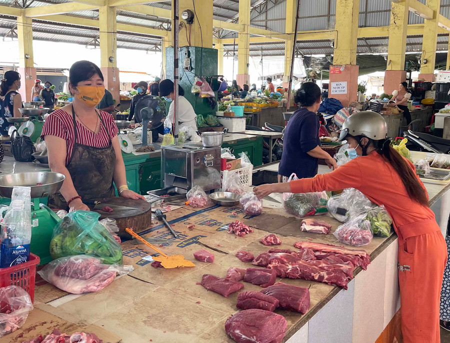 Theo các tiểu thương, lượng thịt bò tiêu thụ đã giảm một nửa kể từ khi có dịch bệnh viêm da nổi cục. Ảnh: Vũ Thảo