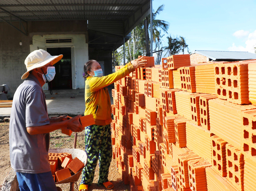 Được thị xã hỗ trợ kinh phí, ông Phạm Tấn Lực (thôn 5, xã Thành An) mua vật liệu chuẩn bị sửa chữa nhà. Ảnh: Ngọc Minh Được thị xã hỗ trợ kinh phí, ông Phạm Tấn Lực (thôn 5, xã Thành An) mua vật liệu chuẩn bị sửa chữa nhà. Ảnh: Ngọc Minh