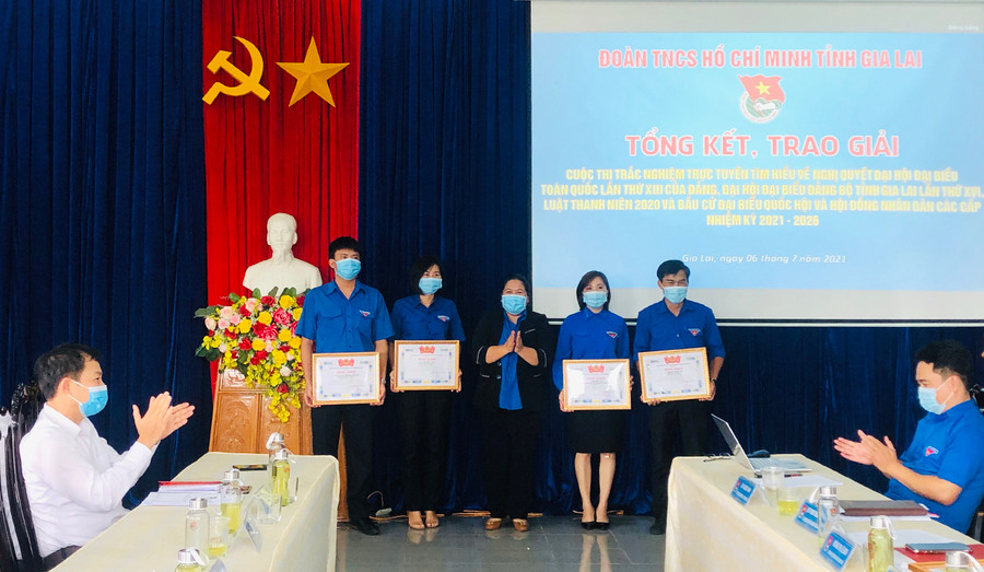 Ban Chấp hành Tỉnh Đoàn tặng bằng khen cho các tập thể và cá nhân đạt giải tại cuộc thi trắc nghiệm trực tuyến. Ảnh: Phan Lài Ban Chấp hành Tỉnh Đoàn tặng bằng khen cho các cá nhân, tập thể đạt giải tại cuộc thi trắc nghiệm trực tuyến. Ảnh: Phan Lài