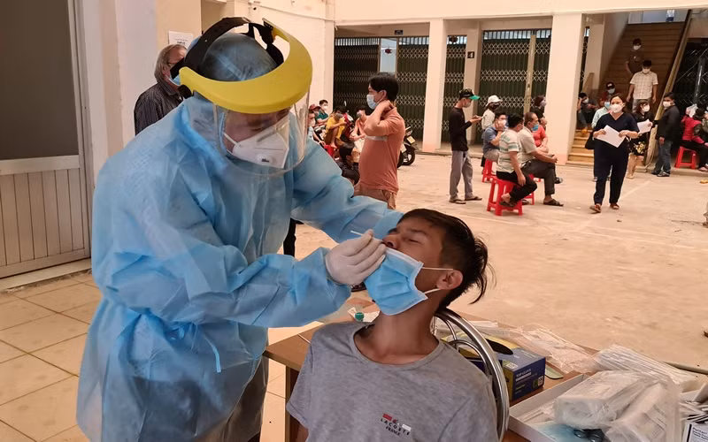 Trung tâm Kiểm soát bệnh tật tỉnh Đắk Nông bố trí 14 cán bộ, nhân viên y tế làm việc xuyên trưa nhưng vẫn xảy ra tình trạng quá tải.