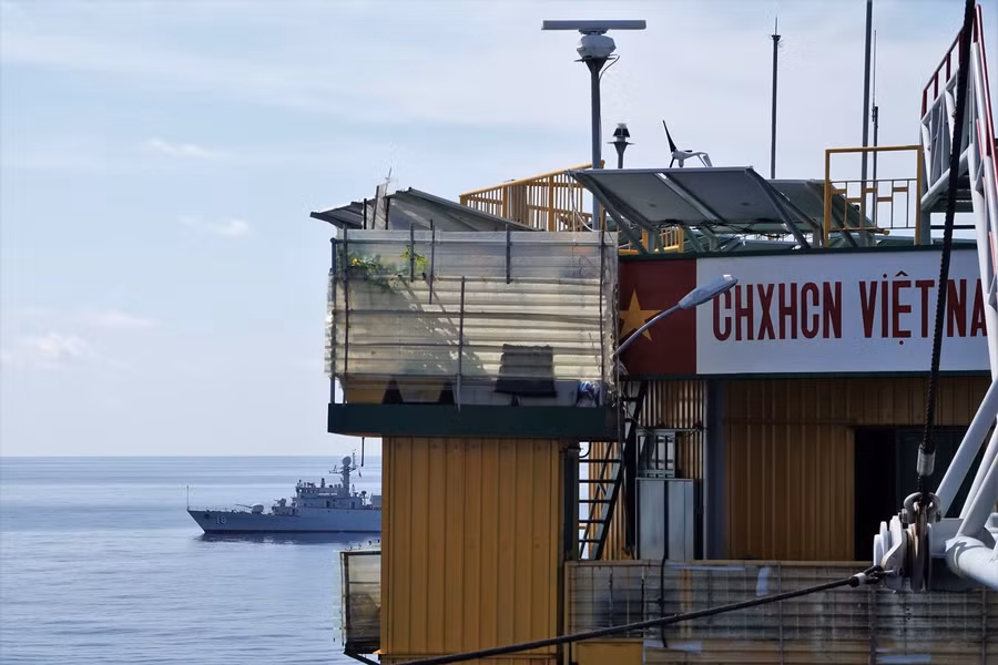 Tàu 18 của Lữ đoàn 171 bảo vệ nhà giàn DK1/16 (tháng 4.2021). ẢNH: MAI THANH HẢI