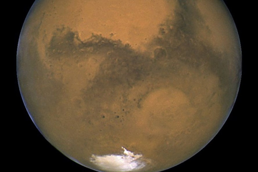Tranh cãi về hồ nước ở cực nam sao Hỏa. Ảnh: NASA/AP Tranh cãi về hồ nước ở cực nam sao Hỏa. Ảnh: NASA/AP