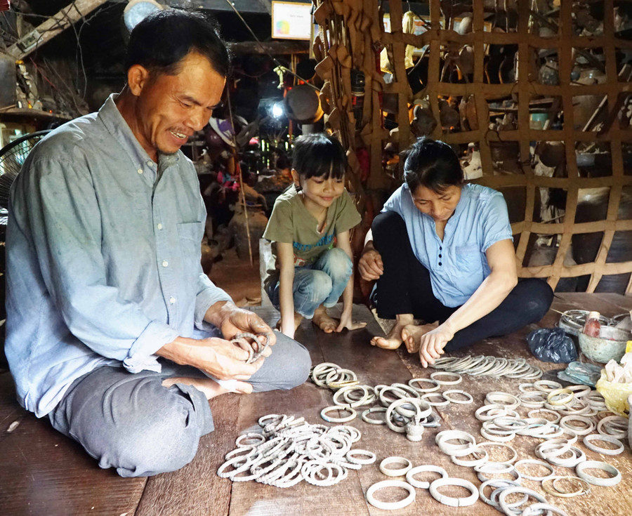 Gia đình Hưng có nhiều bộ sưu tập vòng đeo tay bằng kim loại. Ảnh: Nguyễn Quang Tuệ