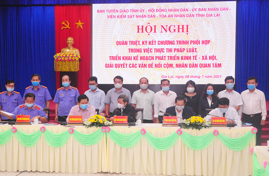 Lãnh đạo 5 cơ quan ký kết chương trình phối hợp. Ảnh: Hoành Sơn Lãnh đạo 5 cơ quan ký kết chương trình phối hợp. Ảnh: Nguyễn Tú