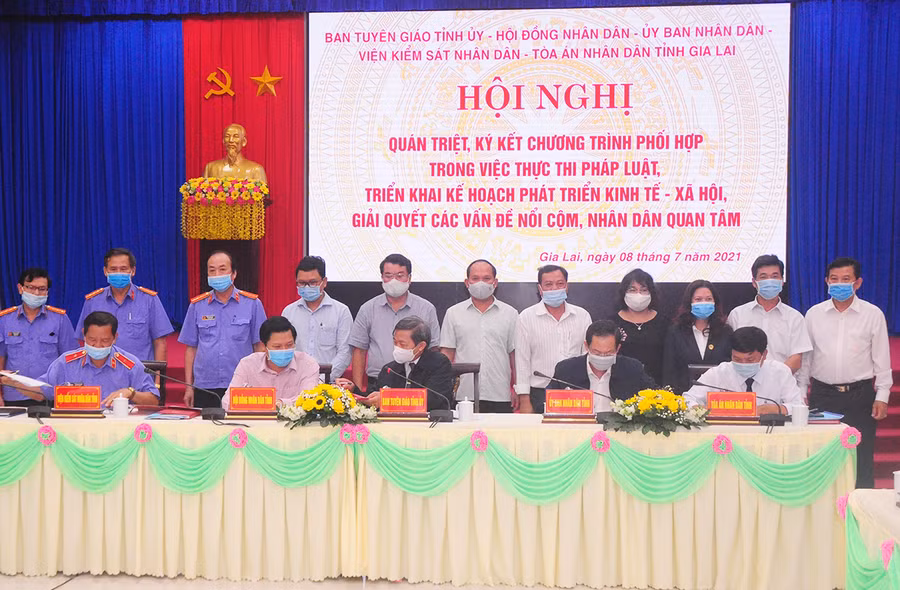 Lãnh đạo 5 cơ quan ký kết chương trình phối hợp. Ảnh: Nguyễn Tú