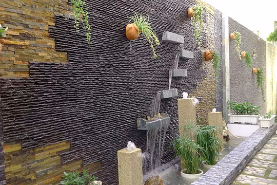 Tiểu cảnh đá kết hợp thác nước, dây leo. (Ảnh minh hoạ)